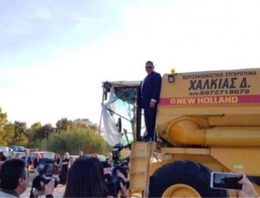 Ο πρώην αντιδήμαρχος Φαρκαδόνας πήγε στο γάμο του με... θεριζοαλωνιστική μηχανή (βίντεο)